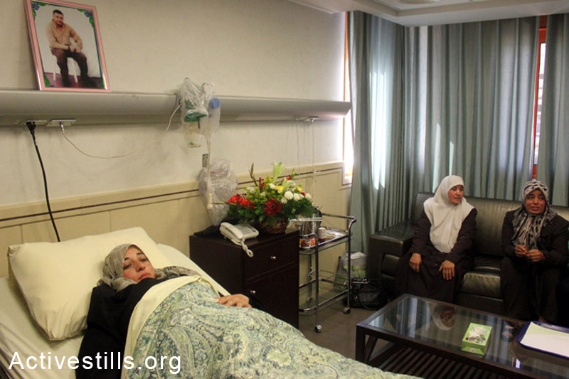  אשתו של עבדל-פתח שאלעבי, אסיר פלסטיני הכלוא בישראל, יולדת בבית חולים בעיר שכם, הגדה המערבית, ה-2 לאפריל, 2014. התינוק הופרה בהפרייה מלאכותית לאחר הברחת הזרע מבית הכלא. (אקטיבסטילס)