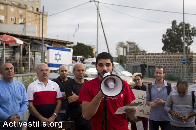  עומר סאאד, סרבן מצפון פלסטיני-דרוזי, מדבר לפני קרובים משפחה ותומכים לפני שהוא נכנס לבסיס צבאי בטבריה, היכן שיצהיר שוב על סירובו לשרת בצבא הישראלי, ה-4 לדצמבר, 2013. (אקטיבסטילס)