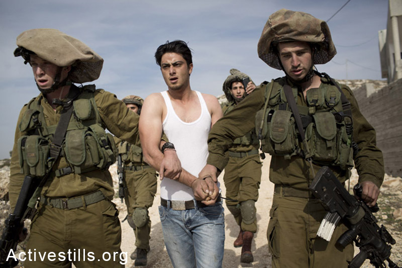  צעיר פלסטיני נעצר על ידי חיילים ישראליים במהלך הפגנה נגד הכיבוש, כפר קדום, הגדה המערבית, ה-3 לינואר, 2014. (אקטיבסטילס)