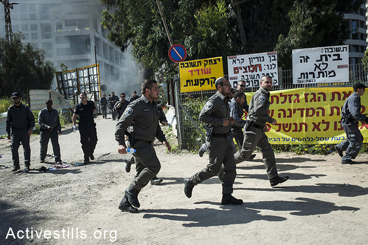 קציני משטרה בזמן הפינוי בשכונת גבעת עמל. (צילום: שירז גרינבאום/אקטיבסטילס)