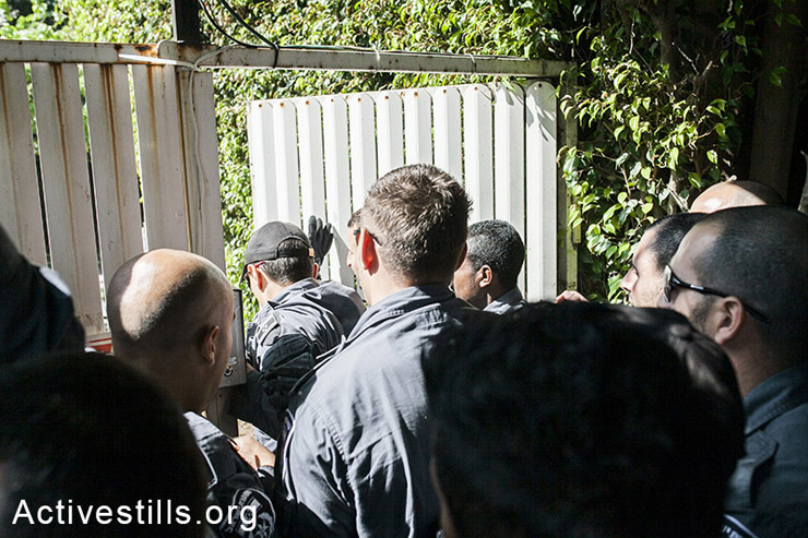 שוטרי משמר הגבול פורצים לביתה של ריבקה חילובסיקי בזמן הפינוי. (צילום: שירז גרינבאום/אקטיבסטילס)