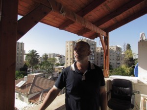 מוכלס במרפסת ביתו. מדבר על העינויים ברוגע ובשלווה. צילום: רמי יונס