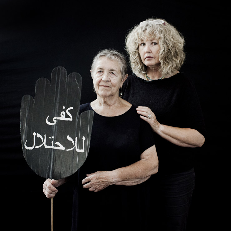 נעמי מורג (מימין), 66, פעילה זה 25 שנים בנשים בשחור, ורות אלרז (שמאל), 81, מייסדת של נשים בשחור, הקבוצה הירושלמית. (צילום: אקטיבסטילס)