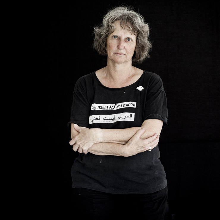 ורדה סיוון, 62, פעילה מזה 20 שנה בקבוצה החיפאית של נשים בשחור, לובשת חולצה עם הכיתוב "מלחמה זו לא השפה שלי" בעברית ובערבית. (צילום: אקטיבסטילס) 