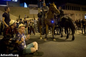נרמסים על ידי סוסי המשטרה. ליל הבאנגים הגדול