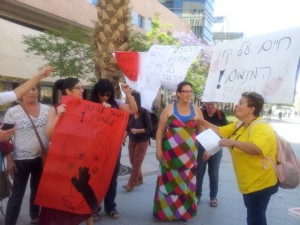 חברות הקבוצה במהלך ההפגנה | צילום : רחל בית אריה