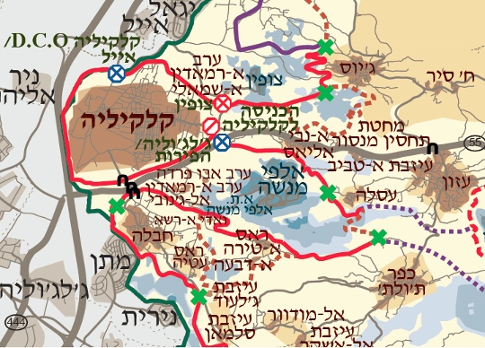 מובלעת אלפי מנשה. בחום מנוקד התוואי שבוטל, ובאדום הגדר הקיימת שלוכדת שלושה כפרים בצד הישראלי. (מפה: בצלם)