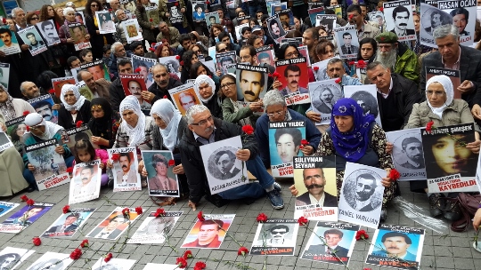 מאות גברים נחטפו בלב איסטנבול. עצרת הזיכרון (עאיישה גול אלטינאי)