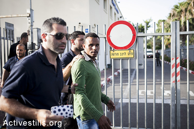 מבקש מקלט נעצר על ידי רשות ההגירה, במהלך מבצע מעצרים. דרום תל אביב, ה-21 למאי, 2014. (שירז גרינבאום/אקטיבסטילס)