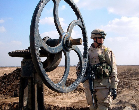 חייל אמריקאי וברז נפט (Dave Chung CC BY-NC 2.0)