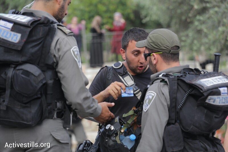 המשטרה חוסמת כניסת עיתונאים לאזור ההפגנה בשער שכם, במהלך אירועי יום ירושלים, ה-28 למאי, 2014. (אורן זיו / אקטיבסטילס)