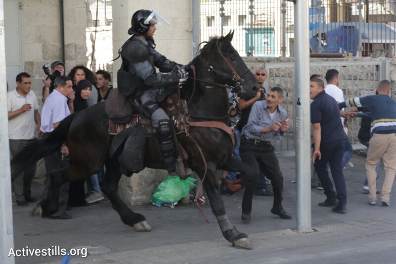 משטרה חוסמת כניסת עיתונאים לאזור ההפגנה בשער שכם, במהלך אירועי יום ירושלים, ה-28 למאי, 2014. (אורן זיו/אקטיבסטילס)