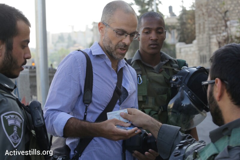 משטרה חוסמת כניסת עיתונאים לאזור ההפגנה בשער שכם, במהלך אירועי יום ירושלים, ה-28 למאי, 2014. (אורן זיו/אקטיבסטילס)