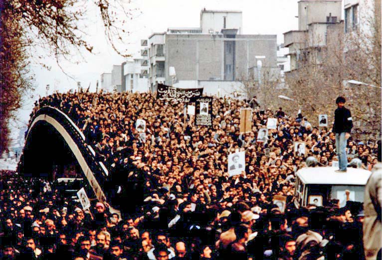 מפגינים בטהראן, מהפכת 1979 (צילום: XcepticZP CC BY-SA 3.0)