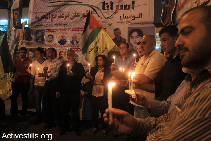 פלסטינים מחזיקים נרות במהלך ארוע תמיכה באסירים הפלסטינים השובתים רעב בבתי הכלא הישראלים, שכם, ה- 3 למאי, 2014. (אקטיבסטילס)