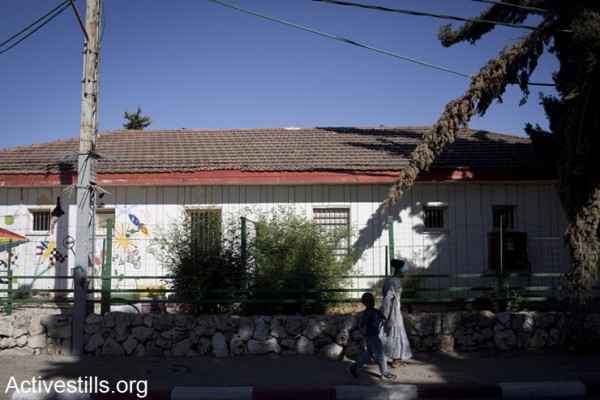 אישה וילד ליד מרכז הקליטה במבשרת ציון, המיועד לסגירה, ה- 30 לאפריל 2014 (אקטיבסטילס)