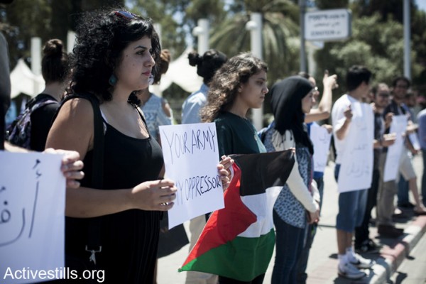סטודנטיות מפגינות באוניברסיטת תל אביב נגד החלטת הממשלה לחייב פלסטינים נוצרים אזרחי ישראל בגיוס לצבא, ה- 30 לאפריל 2014. (אקטיבסטילס)