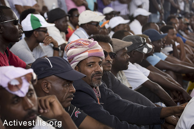 מבקשי מקלט אפריקאים הכלואים במתקן חולות מוחים נגד כליאתם במהלך אירוע לציון יום הפליט הבינלאומי. 20 ליוני, 2014. (אורן זיו/אקטיבסטילס)