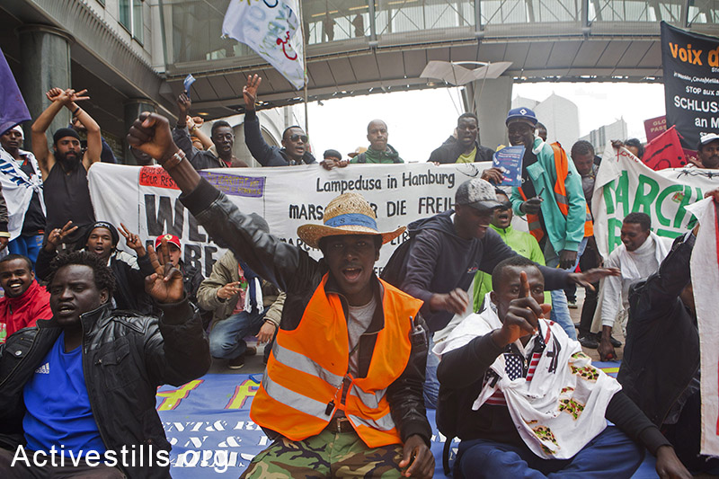 אקטיביסטים מוחים במהלך צעדת החופש למען זכויות פליטים ומבקשי מקלט באירופה, בריסל, ה-20 ליוני 2014. (אן פאק/אקטיבסטילס)