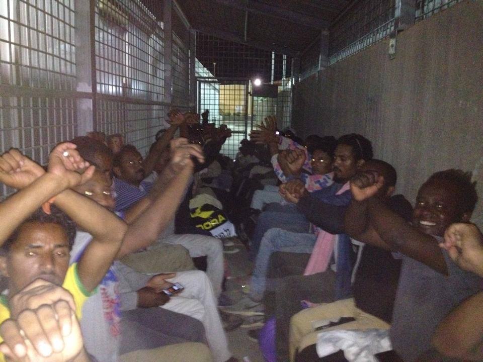 פליטים ממשיכים להאבק גם במעצר. תמונה שהוברחה מסהרונים. קרדיט: דוד שין.