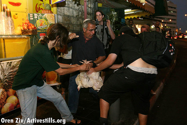 מחאה נגד מנהג הכפרות, שוק מחנה יהודה, ירושלים 2007 (צילום: אורן זיו/אקטיבסטילס)