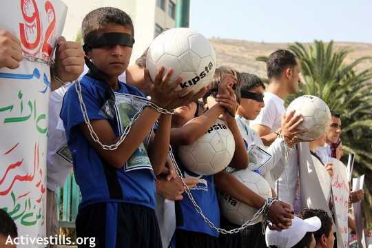הפגנת תמיכה בכדורגלן מחמוד אל-סרסק, שהיה כלוא שלוש שנים במעצר מנהלי, שכם 2012 (אחמד אל באז / אקטיבסטילס)