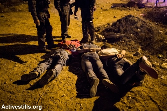 אבו-פריח ושני ילדיו כפותים על הרצפה בהפגנה בחורה. (צילום: אקטיבסטילס).