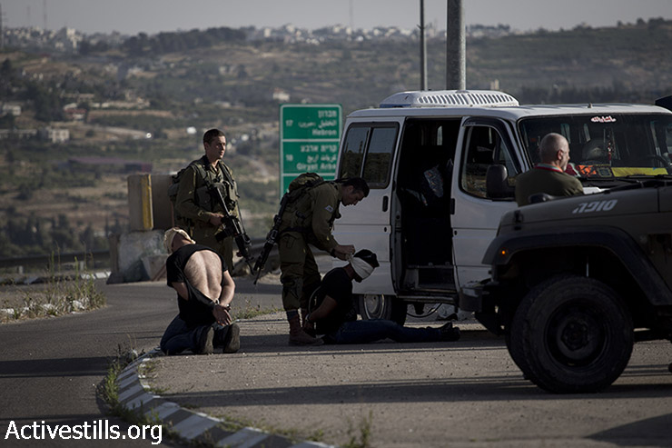 פלסטינים עצורים ליד צומת גוש עציון, סמוך לבית לחם. (אורן זיו/אקטיבסטילס)
