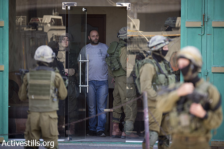 חיילים פולשים לחנות פלסטינית בחברון לבצע חיפוש. (אורן זיו/אקטיבסטילס)