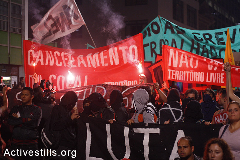 ה״בלוק השחור״ (אנרכיסטים) במהלך הפגנות נגד הטורניר, ה-15 למאי, 2014. (רפאל סאנז)