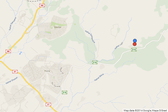 באדום: הכפר אום אלחיראן, בכחול: היישוב המתוכנן חירן. (צילום מסך מתוך גוגל מפס)