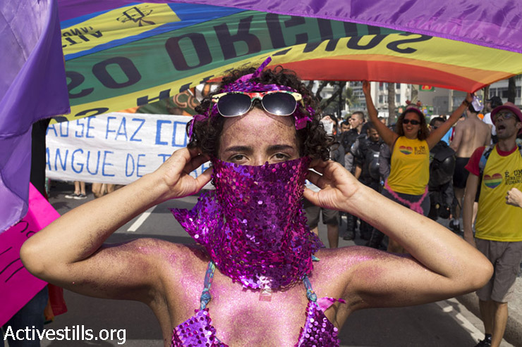 אקטיבסטים מהקהילה להטב״ית בברזיל בהפגנה נגד גביע העולם בציון 45 שנה למצעד הלהטבי״ם הראשון, ריו דה ז׳נו, יוני 28, 2014. (קרן מנור/אקטיבסטילס)