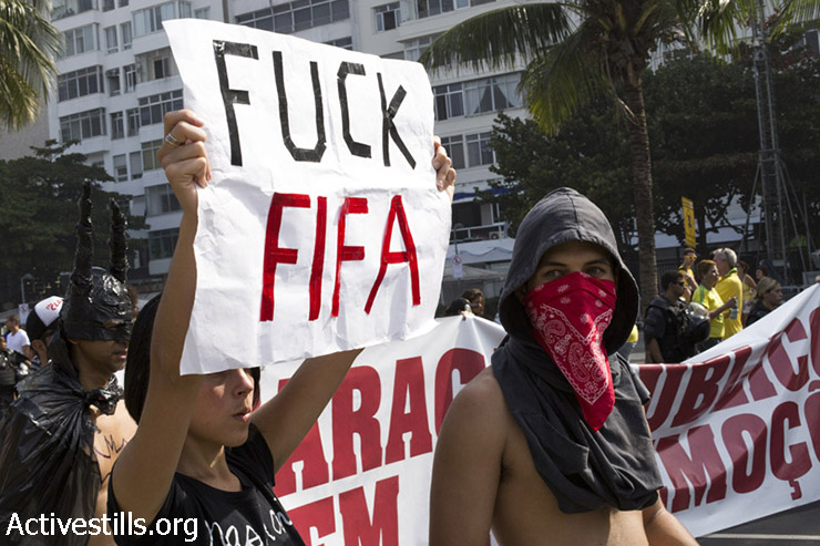 אקטיבסטים מהקהילה להטב״ית בברזיל בהפגנה נגד גביע העולם בציון 45 שנה למצעד הלהטבי״ם הראשון, ריו דה ז׳נו, יוני 28, 2014. (מרייקה לואקין/אקטיבסטילס)