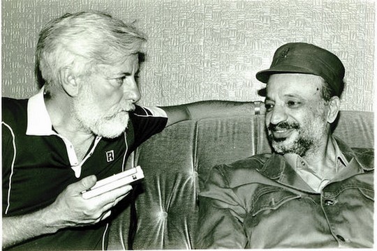 יאסר ערפאת ואורי אבנרי. ראיון היסטורי, ביירות, 1982 (צילום: ענת סרגוסטי, באדיבות אורי אבנרי)