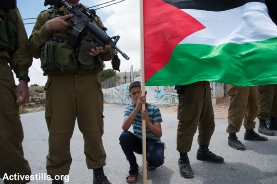 פלסטינים התעמתו עם חיילים במהלך ההפגנה השבועית בכפר אל-מעסרה. תושבי הכפר מפגינים נגד הכוונה לבנות את גדר ההפרדה על אדמתם באופן שיוביל לניתוק מאדמותיהם החקלאיות (צילום: אקטיבסטילס)