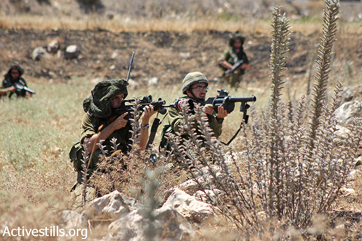 במחסום חווארה הסמוך לשכם פרצו עימותים בין הצבא לפלסטינים במהלך הפגנת סולידריות עם רצועת עזה, ה-24 ביולי 2014. שלושה פלסטינים נפצעו במהלך האירועים מירי כדורי גומי. (אחמד אל-באז/ אקטיבסטילס)