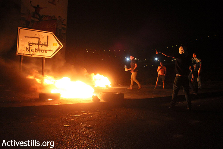 עימותים פרצו בין מאות פלסטינים לחיילים במחסום חווארה הסמוך לשכם במהלך הפגנה נגד המבצע בעזה, שהחלה בשעות הבוקר המוקדמות של ה-25 ביולי 2014. (אחמד אל-באז/ אקטיבסטילס)