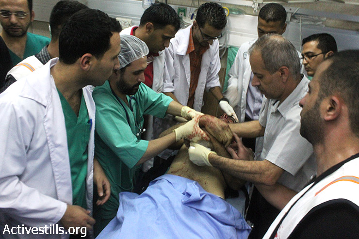 ח'אלד עזמי עודה, בן 20, נהרג בחווארה מירי ברכב חולף בו נהג מתנחל ישראלי. שני אנשים נוספים נפצעו באירוע הירי. בית החולים רפאדיה, שכם, 25 ביולי 2014. (אחמד אל-באז/ אקטיבסטילס)