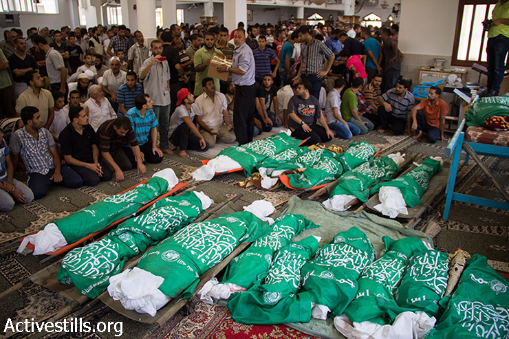 אבלים ממלאים את המסגד במהלך ההלוויה של 26 מבני משפחת אבו ג'מעה. (באסל יאזורי/אקטיבסטילס)