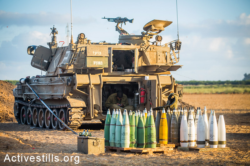 תותחים ישראליים ופגזים מוצבים על גבול ישראל-עזה, ה-16 ליולי, 2014. (יותם רונן / אקטיבסטילס)