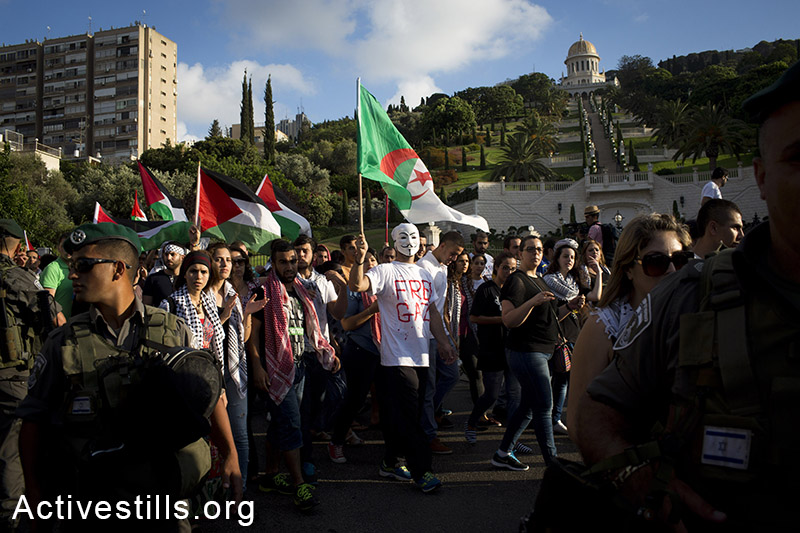 פלסטינים תושבי ישראל מפגינים המתקפה בעזה, חיפה, ה-18 ליולי, 2014. 28 מפגינים נעצרו על ידי מג״ב. (אורן זיו/אקטיבסטילס)
