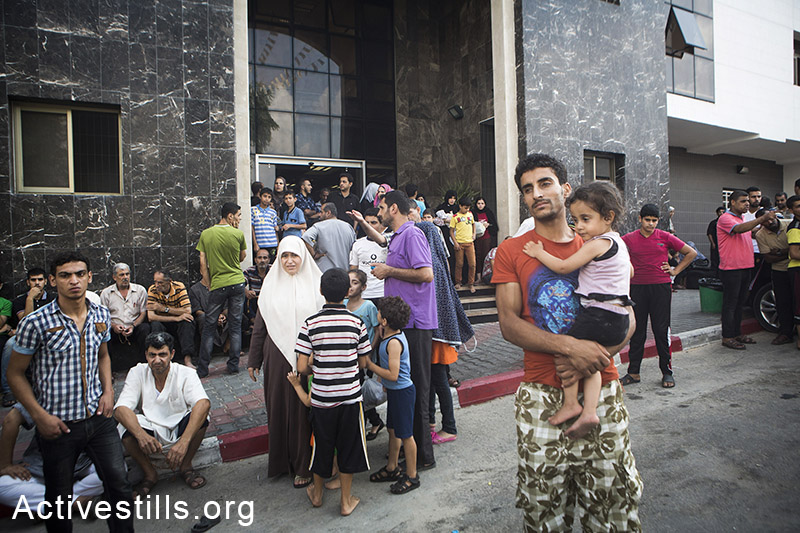 מאות פליטים משכונת שג׳עיה נאספים מחוץ לבית החולים אל-שיפא לאחר שברחו מהפצצות הצבא שהרגו יותר מ-100 פלסטינים. עזה, ה-20 ליולי, 2014. (אן פאק/אקטיבסטילס)