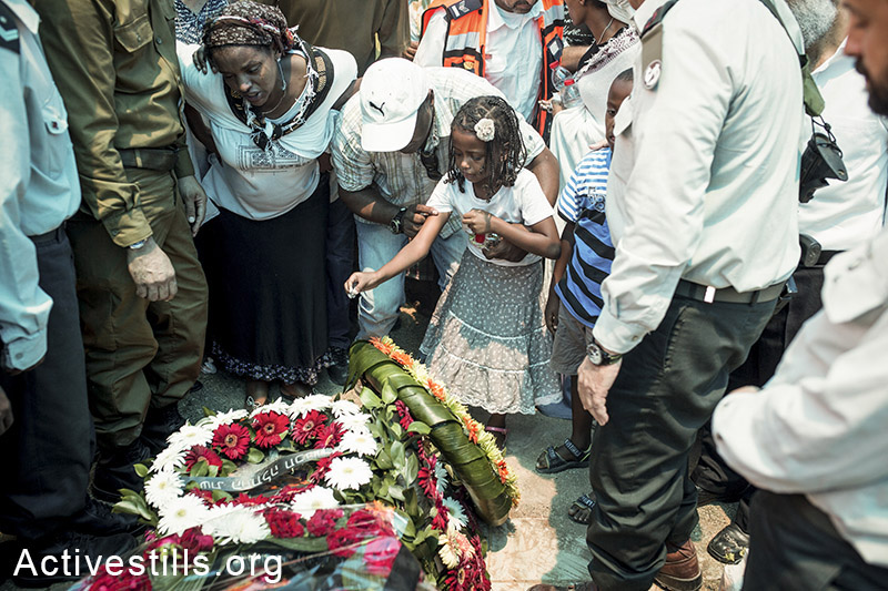 קרובי משפחה מתאבלים במהלך הלווית החייל בנאסיין קשאון. נתיבות, ה-22 ליולי, 2014. (יותם רונן/אקטיבסטילס)