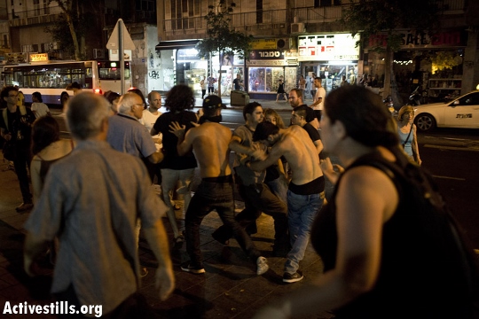 פשיסטים תוקפים מפגינים בקינג ג'ורג' (אורן זיו / אקטיבסטילס)