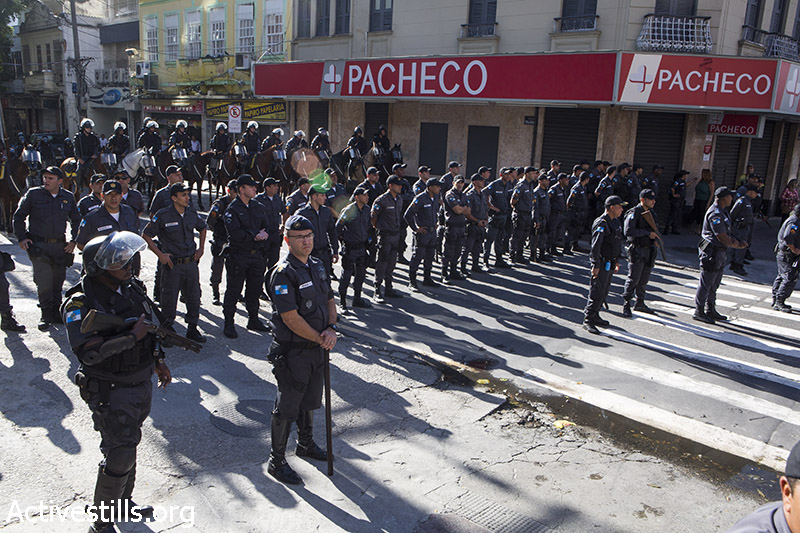 כוחות גדולים של משטרה מונעים ממפגינים לצעוד, בזמן הפגנה נגד גמר גביע העולם בכדורגל, ריו דה-ז׳נרו, ברזיל, ה-13 ליולי, 2014, קרן מנור/אקטיבסטילס