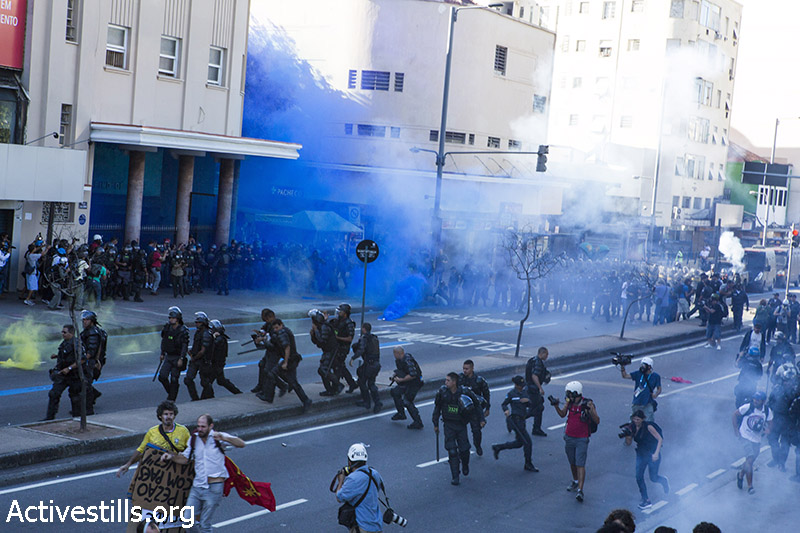 פעילים משתמשים בבריומני צבע בזמן הפגנה נגד גמר גביע העולם בכדורגל, ריו דה-ז׳נרו, ברזיל, ה-13 ליולי, 2014, קרן מנור/אקטיבסטילס