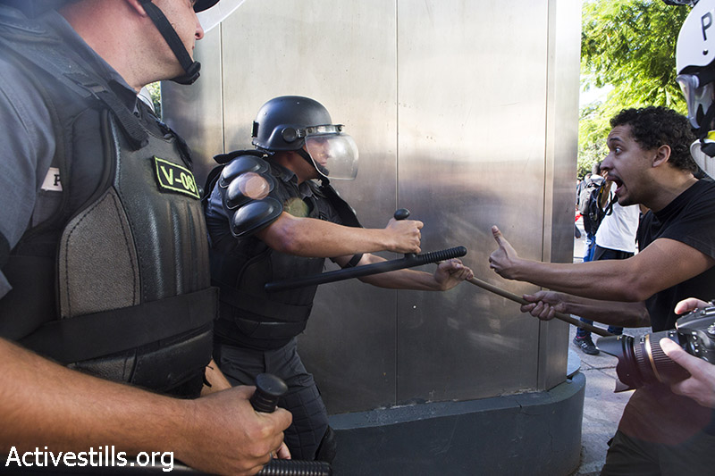 עימותים בין מפגינים ומשטרה בזמן הפגנה נגד גמר גביע העולם בכדורגל, ריו דה-ז׳נרו, ברזיל, ה-13 ליולי, 2014, קרן מנור/אקטיבסטילס