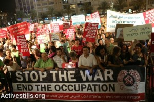 הפגנה בתל אביב בתביעה לסיום המבצע בעזה, 26.7.2014 (צילום: אקטיבסטילס)