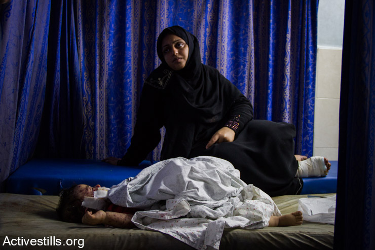ילד פלסטיני פצוע שוכב בבית החולים שיפא בעזה, 30 ליולי, 2014. (באסל יאזורי/אקטיבסטילס)