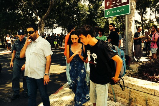 אודי סגל לפני הכניסה ללשכת הגיוס בחיפה, שם סירב להתגייס. (צילום: מוריאל רוטמן-זכר)